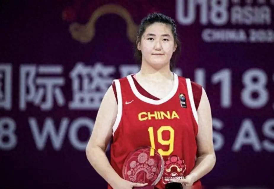 亚美体育-组图：中国女篮备战波黑宫鲁鸣给张子宇开小灶的简单介绍