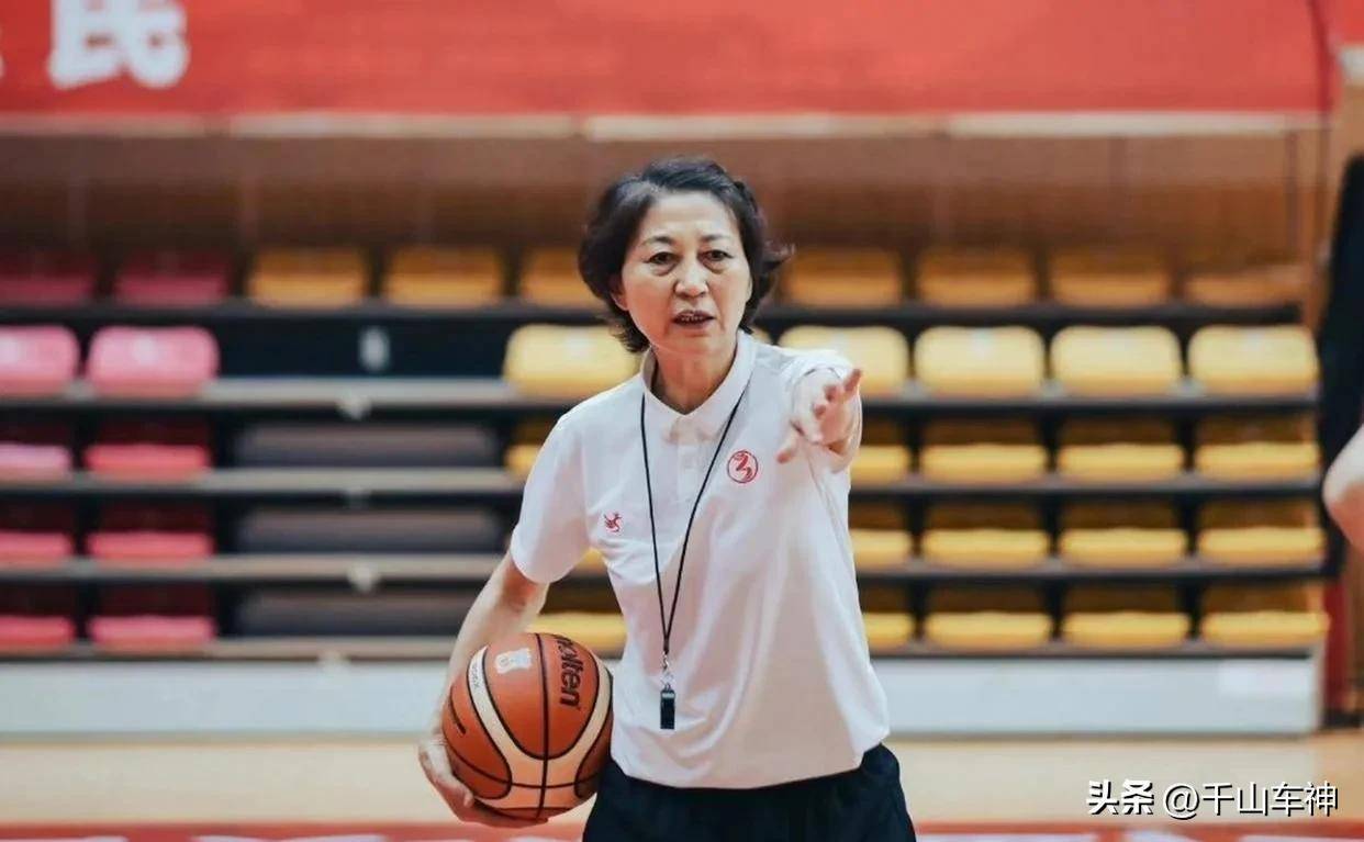 媒体人：篮协听取宫鲁鸣、曲绍斌、王桂芝的汇报，对取得的成绩表示接受的简单介绍